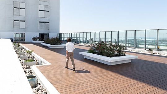 LifeCycle instala el deck WPC más grande del país en la terraza del edificio ICBC